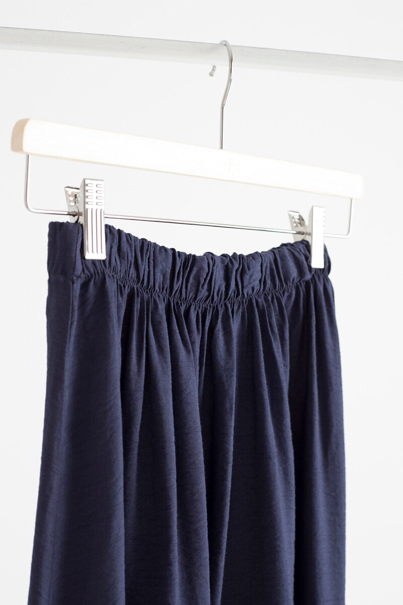 Mónica black pleated midi skirt